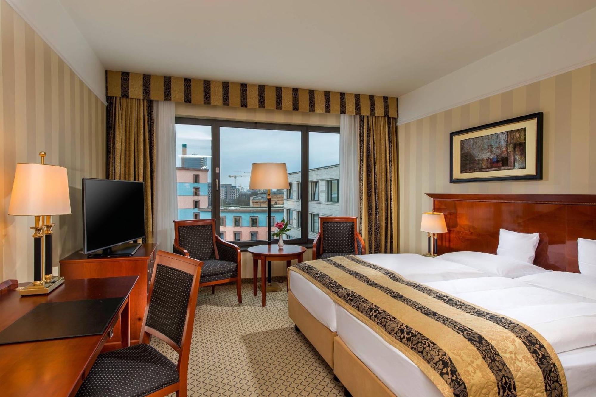 Hotel District 5*